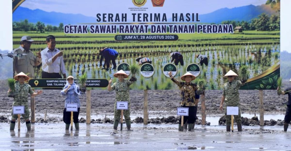 Read more about the article Tanam Perdana Cetak Sawah Rakyat di Banjar Margo, Tulang Bawang Perkuat Ketahanan Pangan