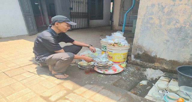 Read more about the article Wujudkan Semangat Gotong Royong, Warga Bantu Bersihkan Piring Kotor Jelang Pembukaan TMMD Reguler ke-130 di Batang