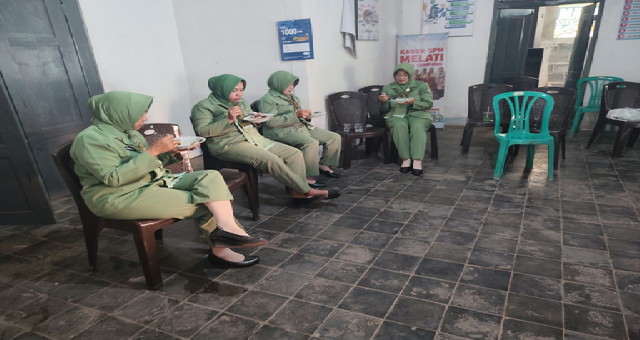 Read more about the article Usai Dampingi Kunjungan Ibu Danrem, Persit Nikmati Makan Siang Bersama dalam Suasana Kekeluargaan