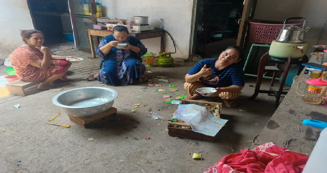 Read more about the article Dukung Kelancaran TMMD Reguler ke-130, Ibu-Ibu Warga Desa Sembung Bergotong Royong Membantu Memasak