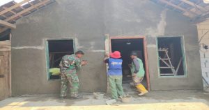 Read more about the article Gotong Royong Babinsa dan Warga, Rumah Mursidi Direhabilitasi melalui Program TMMD Kodim Batang