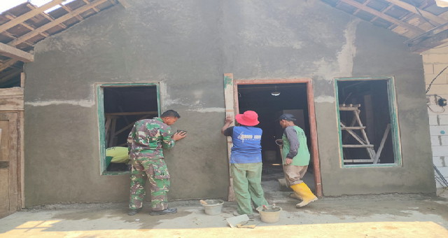 Read more about the article Gotong Royong Babinsa dan Warga, Rumah Mursidi Direhabilitasi melalui Program TMMD Kodim Batang