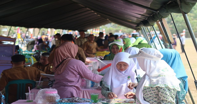 Read more about the article Meriahkan TMMD Reguler ke-130, Bazar dan UMKM Hadir Dorong Perekonomian Masyarakat di Batang