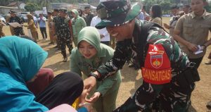 Read more about the article Wujud Kepedulian kepada Masyarakat, Danrem, Bupati, Dandim dan Forkopimda Salurkan Bantuan Sembako di Pembukaan TMMD