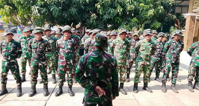 You are currently viewing Apel Pagi Yonif TP 442/Satria Jatikusumo, Personel Siap Lanjutkan Pengerjaan Jalan dan RTLH dalam Program TMMD