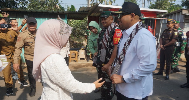 Read more about the article Selendang Batik Khas Batang, Tradisi Hangat Sambut Tamu Kehormatan di Pembukaan TMMD