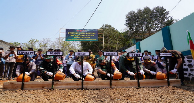 Read more about the article Peletakan Batu Pertama Tandai Dimulainya Pembangunan Jalan TMMD Reguler ke-130 Kodim 0736/Batang