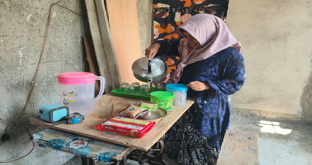 You are currently viewing Wujud Kepedulian Warga, Ibu Ismail Siapkan Minuman Untuk Personel Satgas TMMD yang Kerjakan RTLH