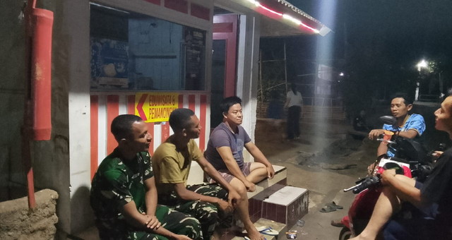 You are currently viewing Dukung Suksesnya TMMD Reguler ke-130, Satgas TMMD Turut Andil Ronda Malam Bersama Warga