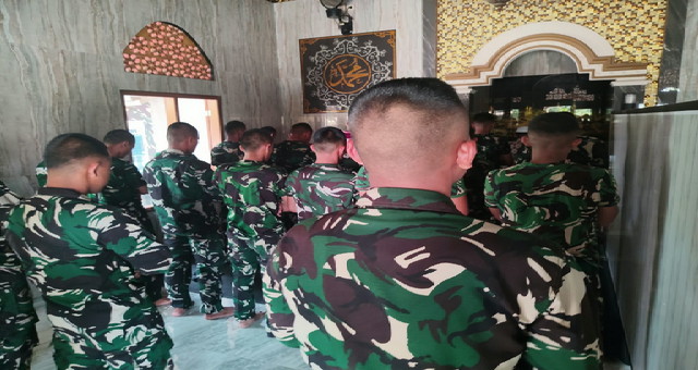 You are currently viewing Perkuat Keimanan Prajurit, Satgas TMMD Reguler ke-130 Laksanakan Sholat Berjamaah