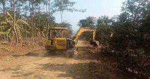 Read more about the article Excavator Mulai Bekerja, Pembangunan Jalan Desa Sembung dalam Program TMMD Reguler ke-130 Terus Berjalan