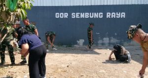 Read more about the article Satgas TMMD Bersama Warga Bersihkan Faslitas Umum GOR Sembung Raja