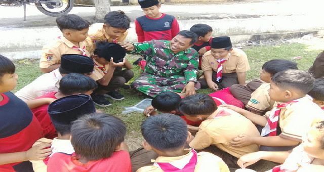 You are currently viewing Dekat dengan Generasi Muda, Satgas TMMD Berbagi Pengetahuan kepada Siswa SD Negeri 2 Sembung
