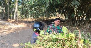 Read more about the article Wujud Kepedulian di Jalan, Satgas TMMD Bantu Pengendara Motor Yang Kesulitan di Desa Sembung