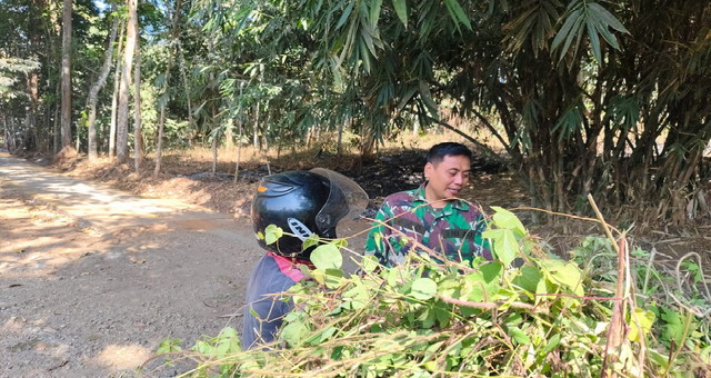 You are currently viewing Wujud Kepedulian di Jalan, Satgas TMMD Bantu Pengendara Motor Yang Kesulitan di Desa Sembung