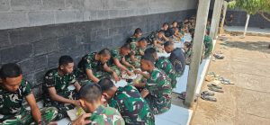 Read more about the article Sederhana Tapi Penuh Kebersamaan, Satgas TMMD Nikmati Makan Siang Bersama di Desa Sembung
