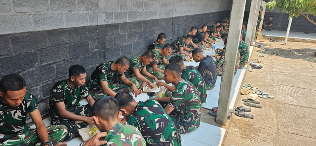 You are currently viewing Sederhana Tapi Penuh Kebersamaan, Satgas TMMD Nikmati Makan Siang Bersama di Desa Sembung