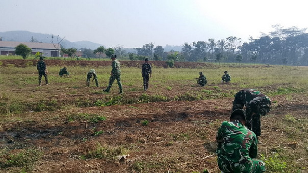You are currently viewing Dukung Ketahanan Pangan, Satgas TMMD Siapkan Lahan Tanam Jagung di Desa Sembung