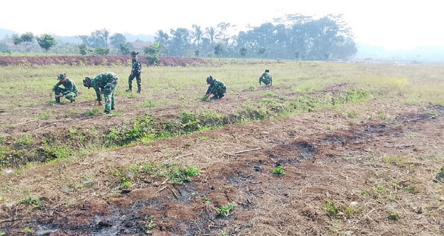 You are currently viewing Jaga Kelancaran Aliran Air Tetap Mengalir, Satgas TMMD Bersihkan Saluran Irigasi di Desa Sembung
