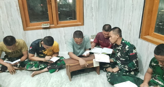 You are currently viewing Bersama Guna Perkuat Keimanan, Satgas TMMD Mengaji Bersama Warga Desa Sembung