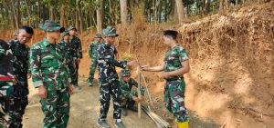 Read more about the article Satgas TMMD Kebut Pemasangan Patok Pembatas, Persiapkan Pengecoran Jalan di Desa Sembung