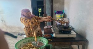 Read more about the article Ibu-Ibu Desa Sembung Ikut Berperan Dalam TMMD, Mereka Secara Bergantian Siapkan Hidangan untuk Satgas