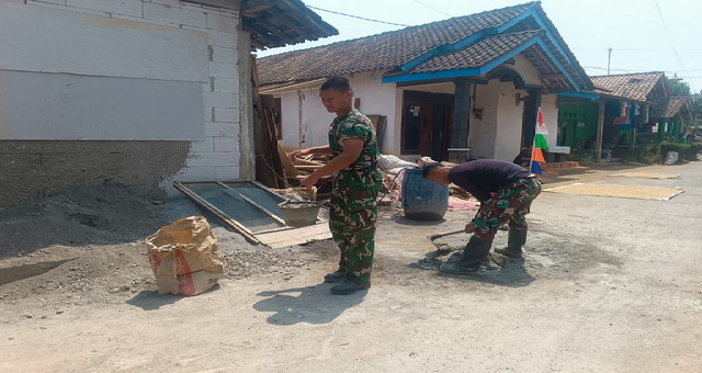 You are currently viewing Kejar Target Akan Datang Musim Penghujan, Satgas TMMD Percepat Pengerjaan RTLH di Desa Sembung