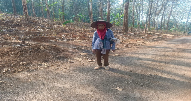 You are currently viewing Puluhan Tahun Berharap Jalan Diperbaiki, Mbah Marni Kini Menyambut Harapan Baru Berkat TMMD