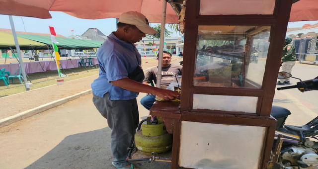 You are currently viewing Rezeki Pak Bahrul, Penjual Bakso yang Ketiban Berkah di Tengah Gelaran TMMD Reguler ke-130
