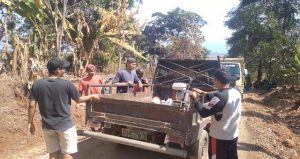 Read more about the article Dengan Cara Gotong Royong, Warga Turunkan Peralatan Pendukung Pembangunan TMMD Reguler ke-130 di Lokasi