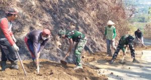 Read more about the article Satgas TMMD Reguler ke-130 Kodim Batang Bersama Warga Ratakan Tebing Jalan Yang Akan di Rabat Beton
