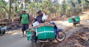 Read more about the article Jalan Sasaran TMMD Mulai Diperbaiki, Pedagang Roti Ikut Rasakan Berkah Dari Pembangunan