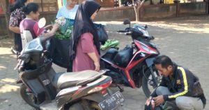 Read more about the article Warga Turut Andil Dalam Menyiapkan Hidangan untuk Anggota Satgas TMMD REG 130