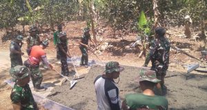 Read more about the article Percepat Pembangunan Akses Jalan, Satgas TMMD Bersama Warga Kebut Pengecoran