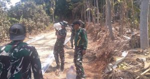 Read more about the article Di Balik Pembangunan Jalan Desa Sembung, Ada Peluh dan Senyum Keceriaan Anggota Satgas