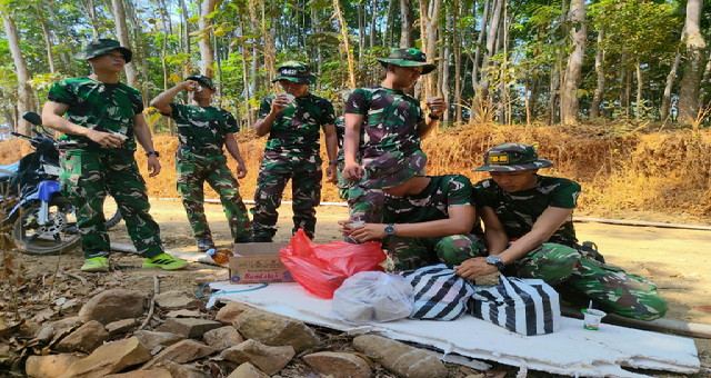 Read more about the article Hangatnya Kebersamaan di Tengah Tugas, Satgas TMMD Menikmati Makan Siang Dari Warga