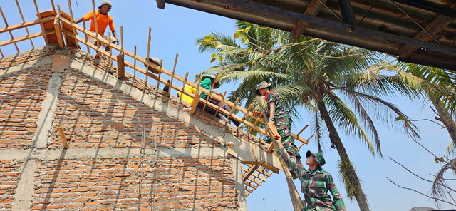 Read more about the article Satgas dan Warga Gotong Royong Rehab Rumah Ibu Sriyati melalui Program TMMD Reguler ke-130
