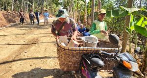 Read more about the article Semangat Anggota Satgas TMMD, Tetap Enjoi Mengendarai  Sepeda Motor Sambil Membawa Keranjang Berisi Alat Tukang