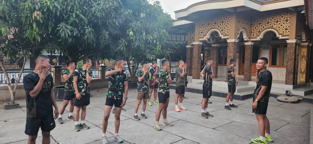 Read more about the article Guna Menjaga Kebugaran dan Stamina, Personel Satgas TMMD Rutin Lakukan Jogging dan Bermain Voli Setiap Sore