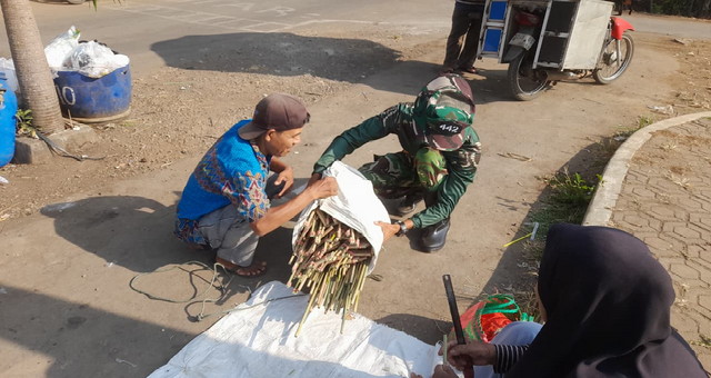 Read more about the article Wujud Kepedulian Anggota Satgas TMMD, Bantu Pedagang Yang Mengalami Kram Kaki