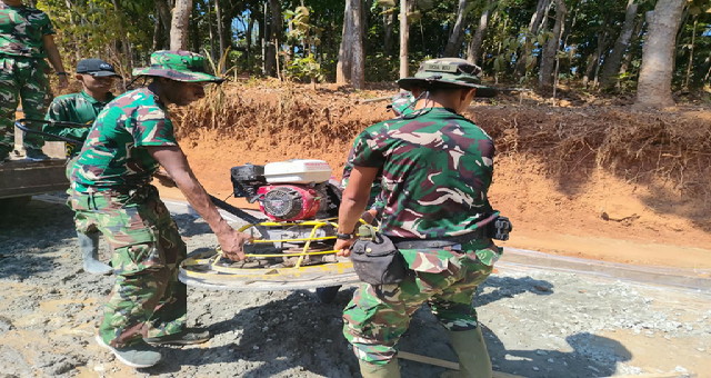 Read more about the article Satgas TMMD Reguler ke-130 Kodim 0736/Batang Bergotong Royong Memindahkan Peralatan Pembangunan Jalan di Desa Sembung