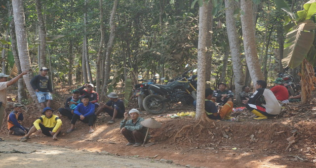 Read more about the article Manunggal Bersama Rakyat, Satgas TMMD dan Warga Beristirahat Sejenak di Tengah Penyiapan Pembangunan Jalan