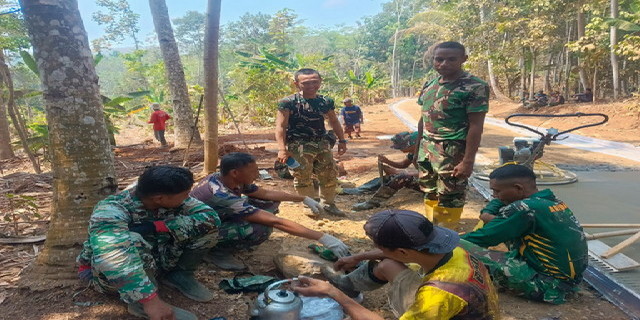 You are currently viewing Jauh Dari Kampung Halaman Tanah Papua, Prada Freddy Hadir Membangun Desa di Batang