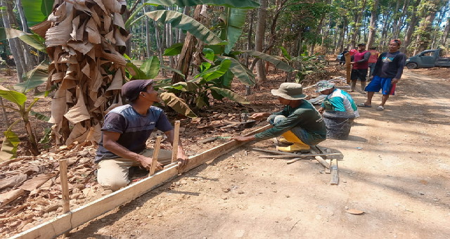 You are currently viewing Giliran Warga RT 1 Desa Sembung Gotong Royong Pasang Bekisting Jalan Dalam Program TMMD