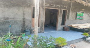 Read more about the article Pembangunan RTLH Bapak Ismail, Pemasangan Keramik Hampir Selesai Dikerjakan