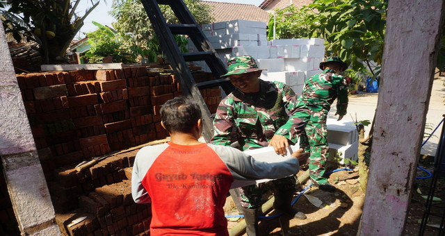 Read more about the article Dalam Program TMMD Reguler Ke-130, Danramil 13/Banyuputih Terjun Langsung Bantu Pembangunan Rumah Tidak Layak Huni