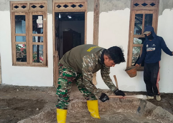 You are currently viewing Tak Hanya Bicara, Korlap Pelda Yanto Turun Langsung Buat Adonan untuk Plester Lantai RTLH