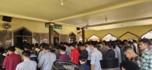 Read more about the article Satgas TMMD dan Warga Sembung Satukan Doa, Perkuat Kebersamaan di Masjid At-Taqwa