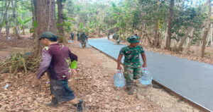 Read more about the article Kepedulian Satgas TMMD Terlihat Dari Hal Sederhana, Membawa Air Minum Rekan-Rekannya Yang bekerja
