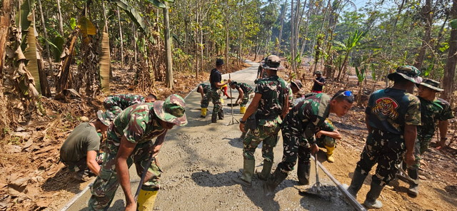 Read more about the article Tak Hanya Mengarahkan, Peltu Zaenal Juga Turun Langsung Bantu Pengerjaan Jalan TMMD